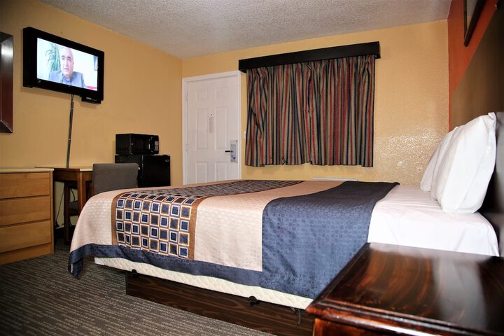 Room 9 of 32