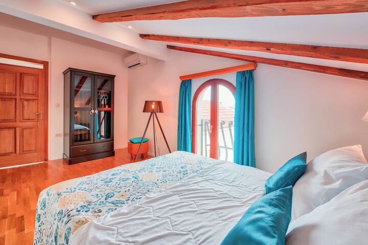 Room 3 of 51