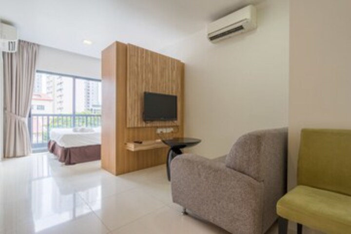 Room 7 of 12