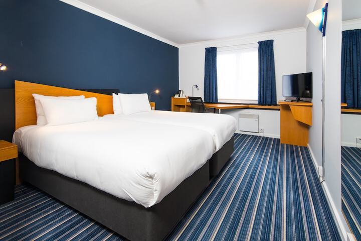 Room 6 of 28