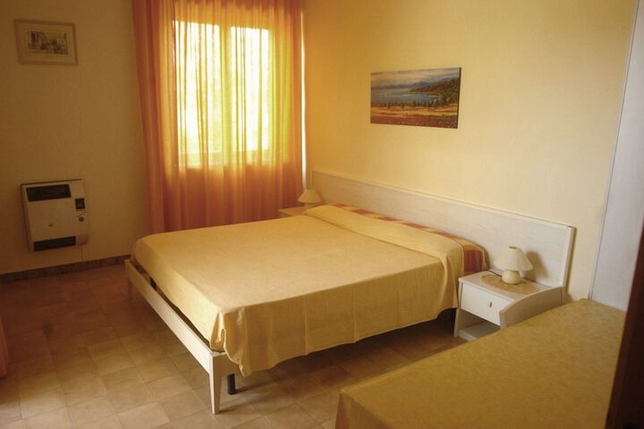 Room 2 of 32