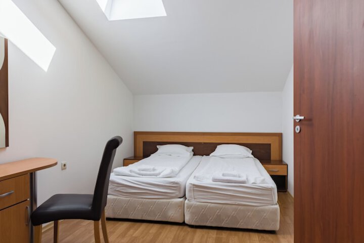 Room 3 of 44