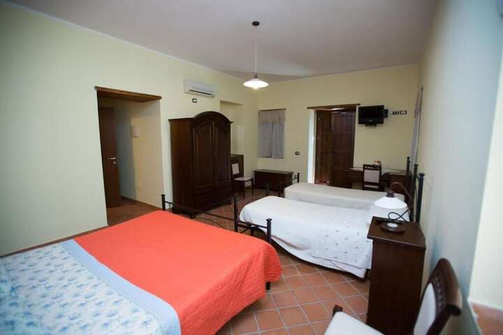 Room 2 of 39