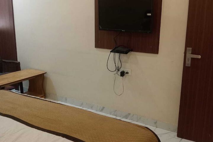 Room 4 of 7