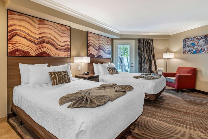 2 Queen Beds High Speed Internet Accessible Balcony or Patio Microwave and Refrigerator Full Breakfast (9 of 10)
