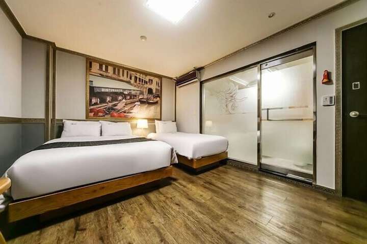 Room 4 of 26