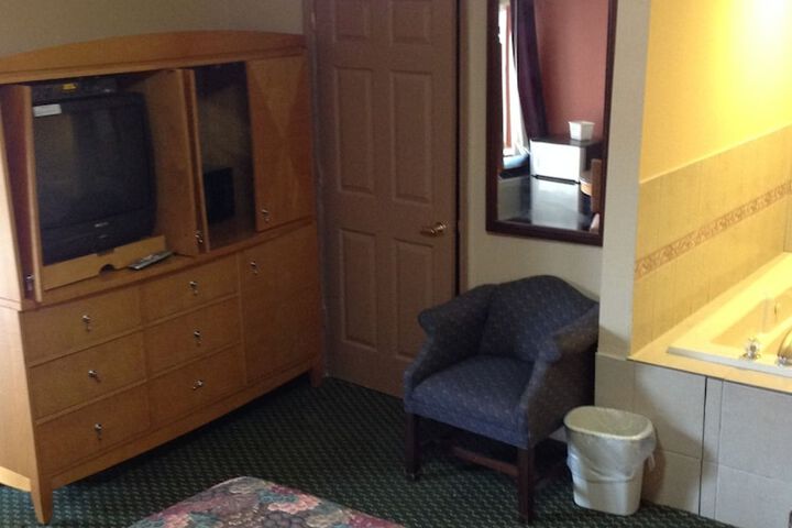 Economy Room 2 Queen Beds (3 of 6)