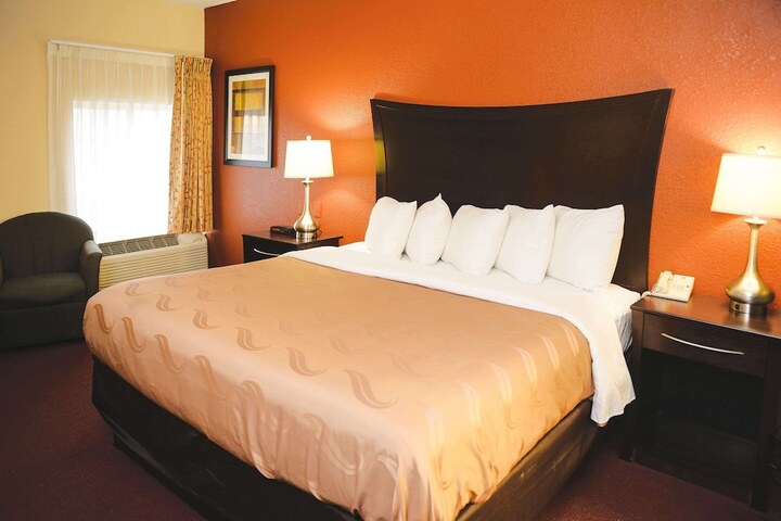 1 Queen Bed Accessible (10 of 11)