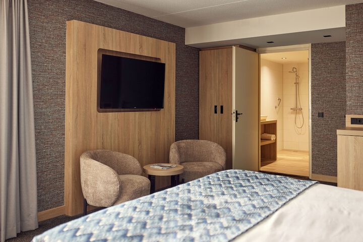 Room 6 of 33