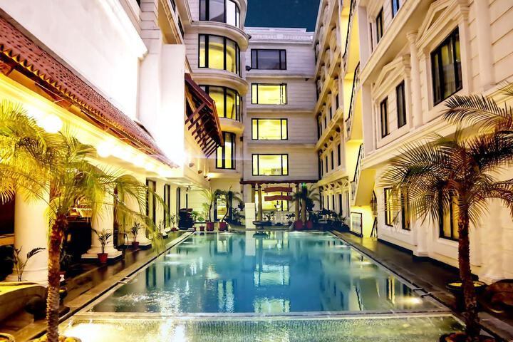 Hotel with Pool