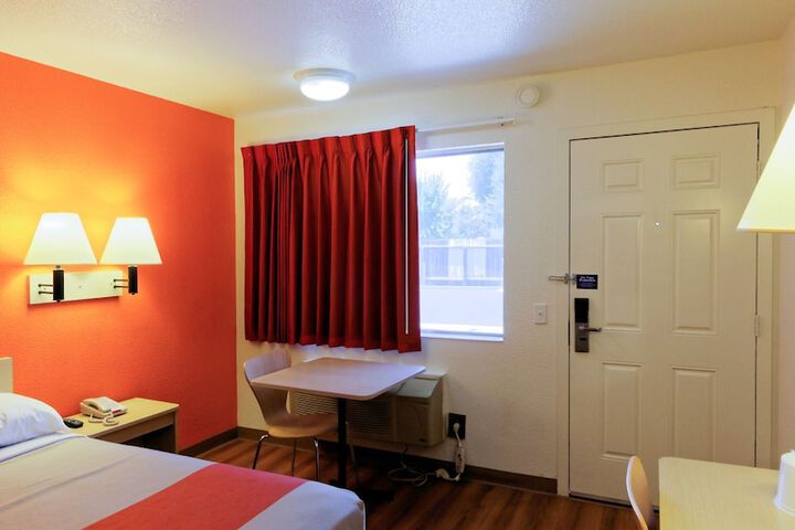 1 Queen Bed Micfridge (5 of 13)