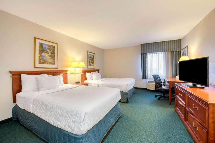 Deluxe King Bed (2 of 14)