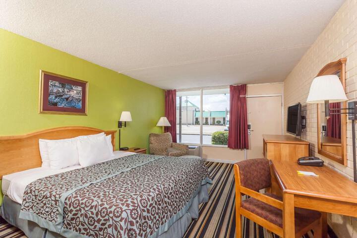 1 King Bed | (5 of 6)