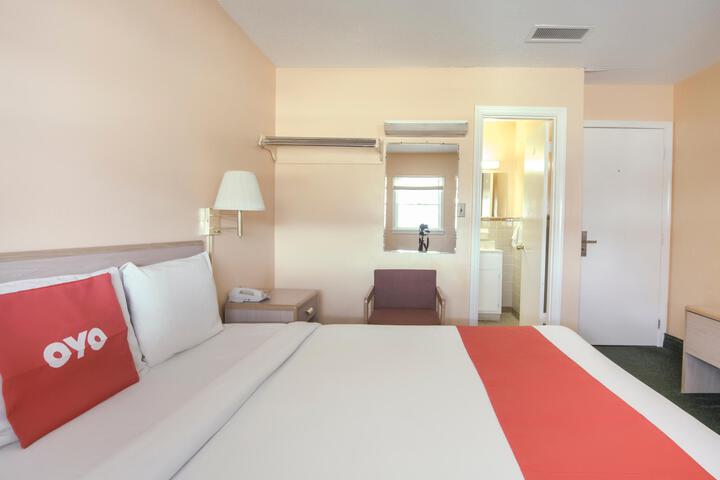 1 King Bed (3 of 9)