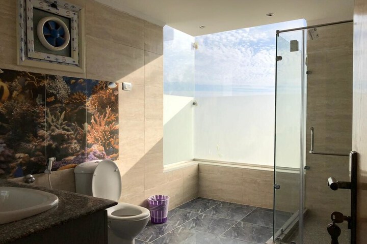 Room 6 of 7