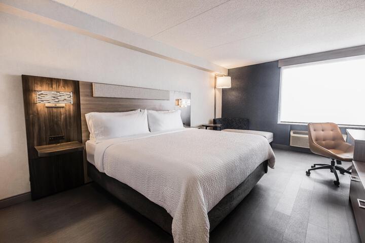 1 King Bed (5 of 6)