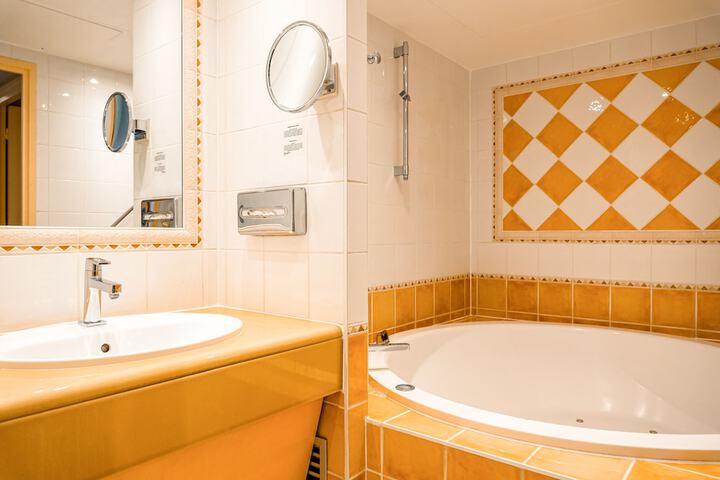 Room 17 of 28