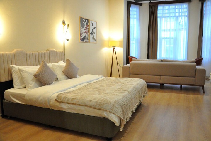 Room 11 of 28