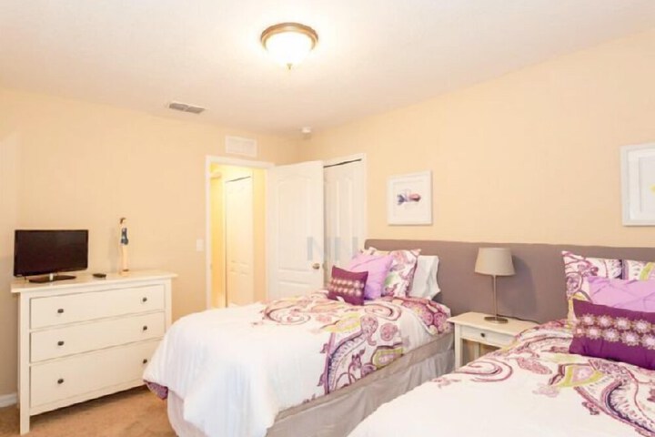 Room 6 of 19