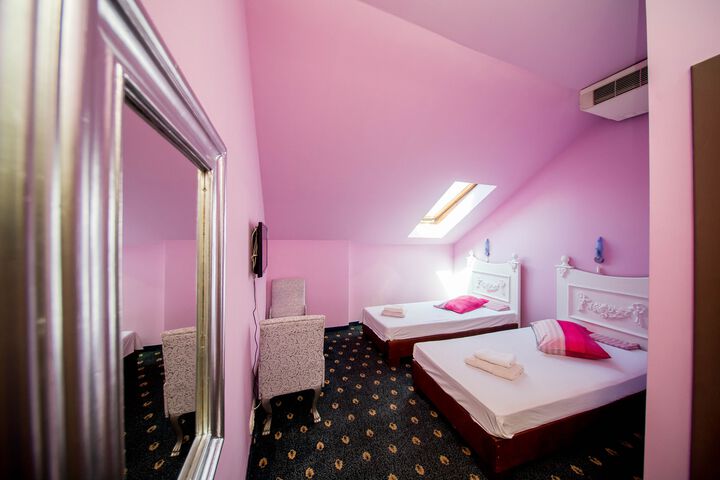 Room 10 of 16