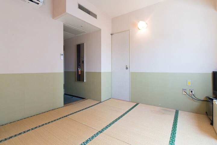 Room 3 of 95