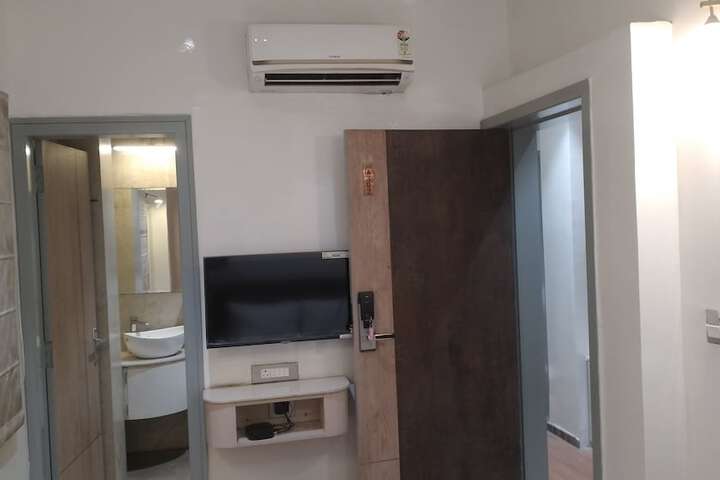 Room 12 of 25