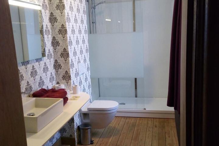 Room 32 of 41