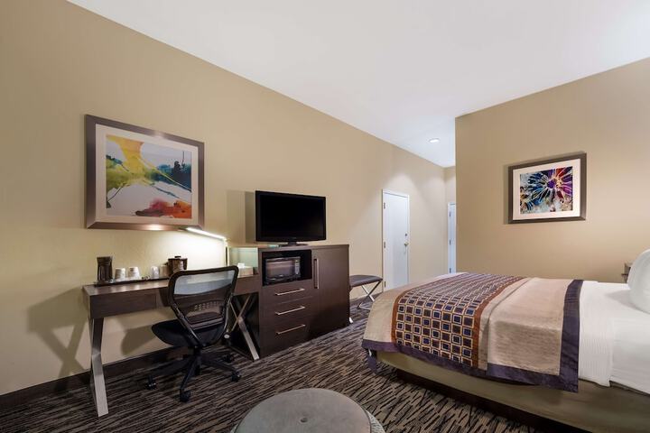 1 King Bed Fltscntv Reclnr Microwave, Refrigerator High Speed Coffee Maker Full Breakfast (16 of 18)
