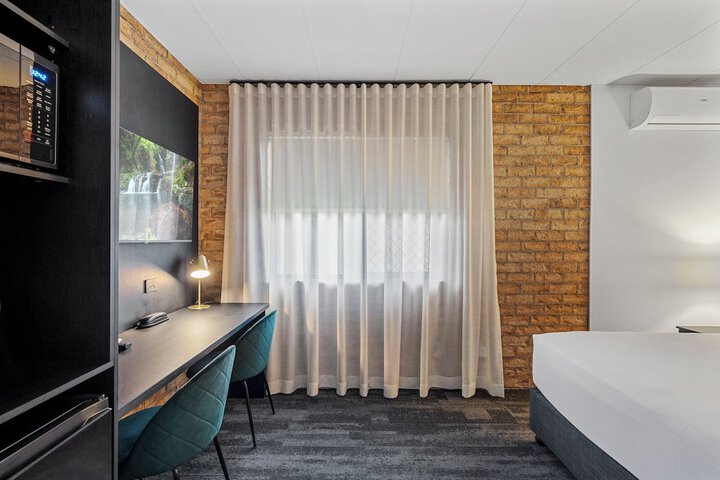 Room 4 of 90