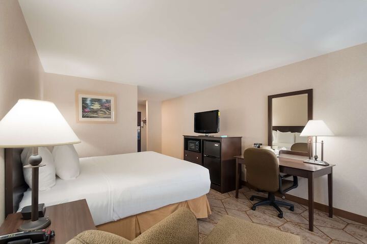 1 King Bed High Speed Internet Accessible Jacuzzi Microwave and Refrigerator Continenta (1 of 20)