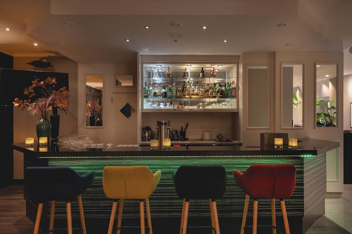 Lounge 24 of 28