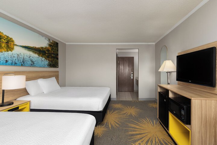 1 Queen Bed Accessible (16 of 19)