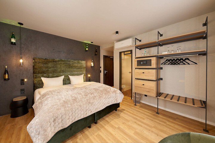 Room 9 of 32