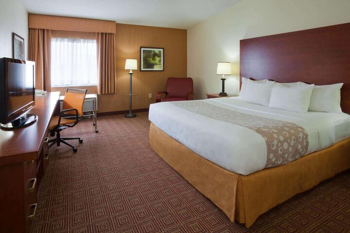 Deluxe King Bed (4 of 10)