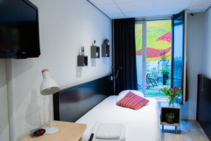 Room 8 of 33