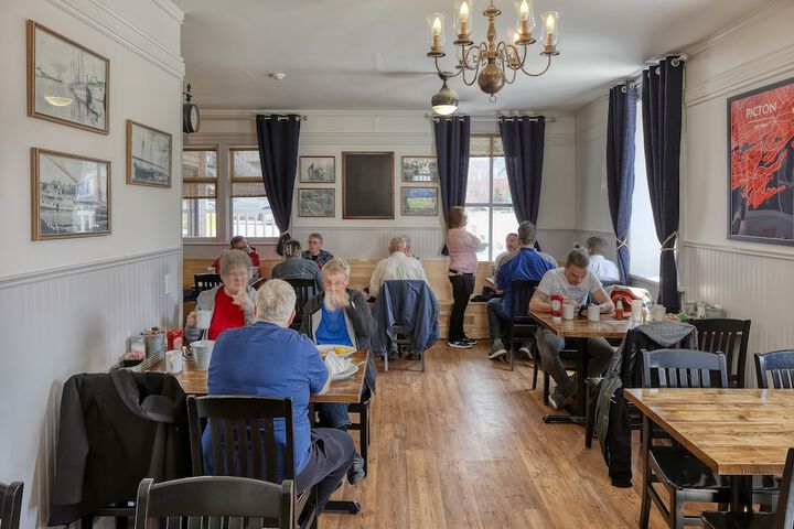 Dining 56 of 65