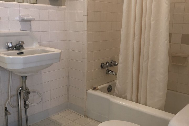 1 Queen Bed (7 of 20)