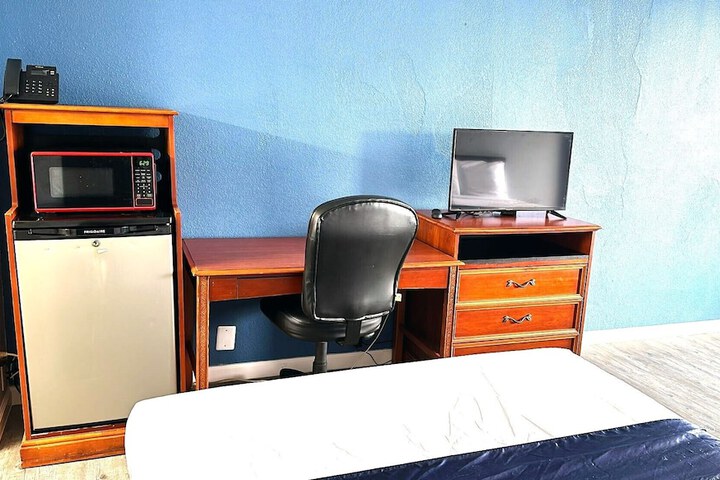 1 King Bed (1 of 7)