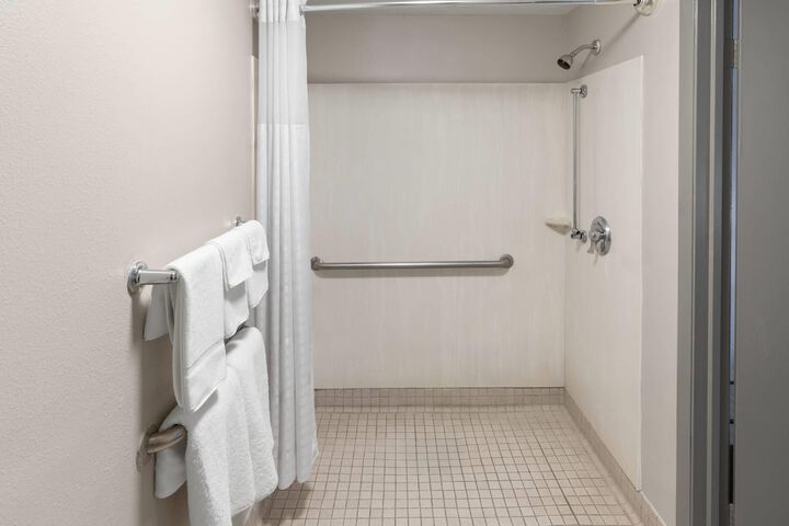Room 32 of 46