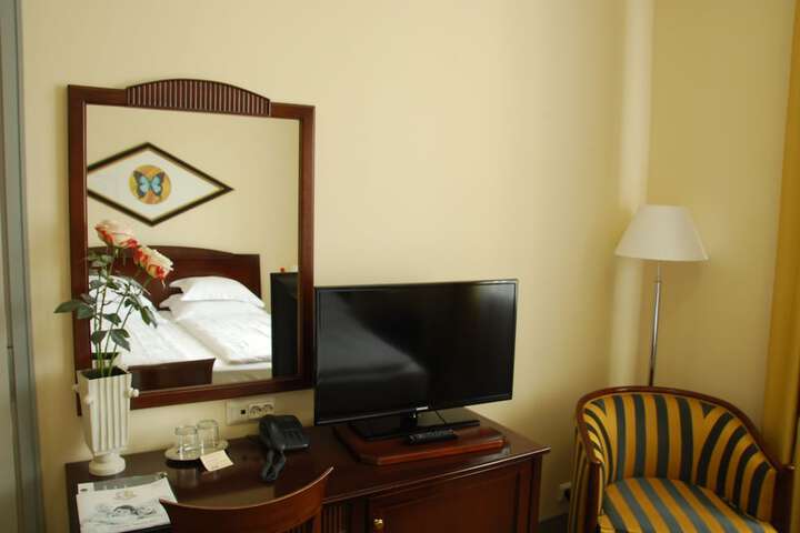 Room 7 of 33
