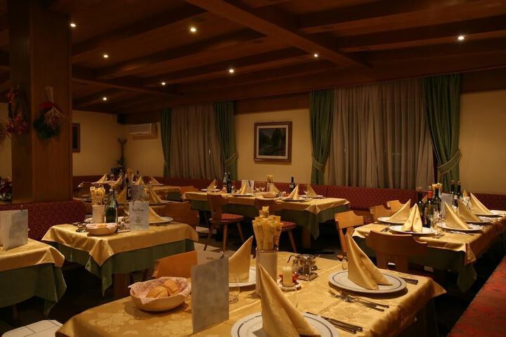 Dining 27 of 33