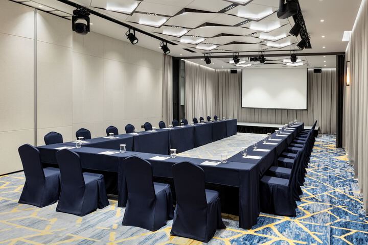 Ballroom/Hall 22 of 27