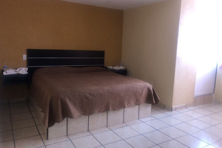Room 6 of 9