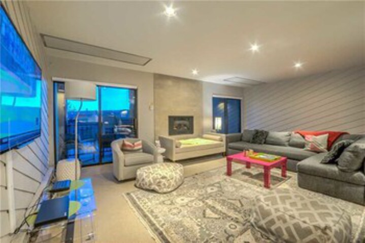 Room 9 of 25