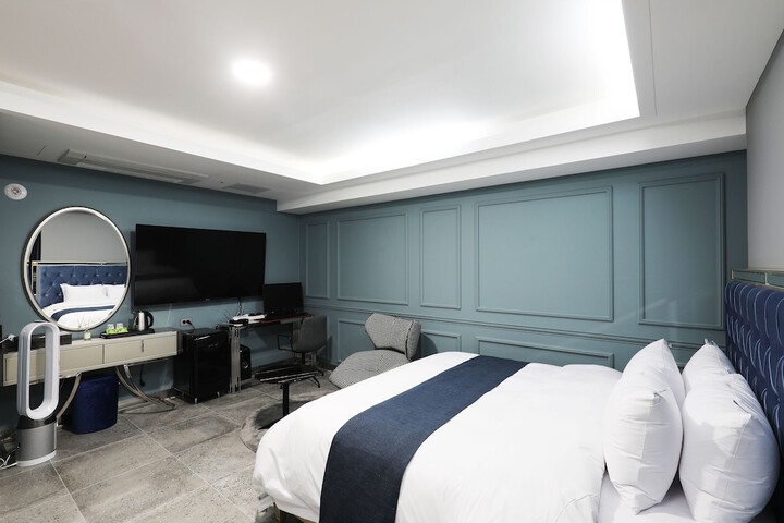 Room 30 of 96