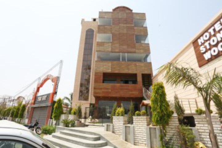 Capital O 35620 THE GOMTI RISE