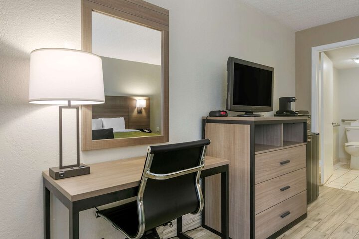 1 Queen Bed Accessible (14 of 16)