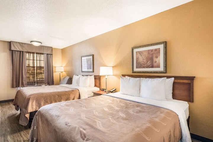 2 Queen Beds (3 of 13)