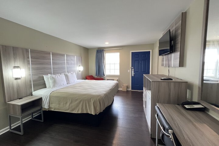 1 King Bed (6 of 7)
