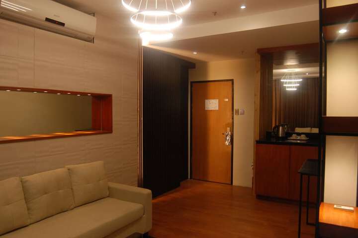 Room 9 of 90